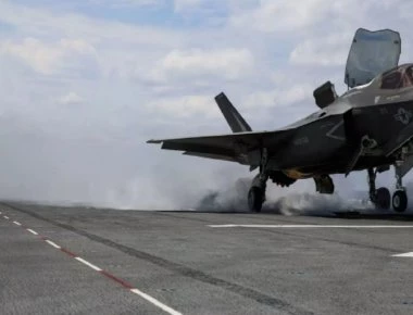 F-35B: Πρώτη «κυλιόμενη προσνήωση» σε αεροπλανοφόρο